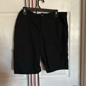 Lee relaxed fit woman’s cargo shorts in black size 14